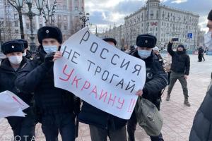 Россияне вышли на пикеты против войны с Украиной, их задержали