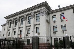 Россия эвакуирует из Украины свои посольства и консульства