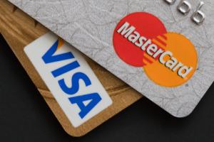 Нацбанк України просить Visa та Mastercard зупинити обслуговування карток росіян