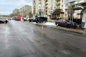 ДТП у Сєвєродонецьку: авто відкинуло на зупинку, є травмований