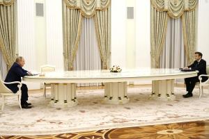 Переговоры "на расстоянии": Макрон и Путин встретились в Москве