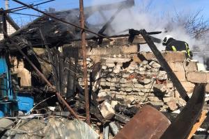 Рашисти обстріляли Лисичанськ - палають кілька будинків, - Гайдай