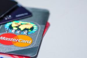Mastercard и Visa заблокировали доступ нескольким российским банкам