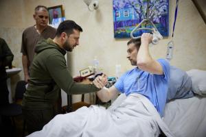 Зеленський відвідав поранених бійців у госпіталі