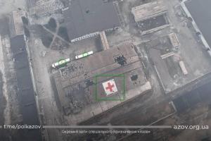Очередное военное преступление: оккупанты в Мариуполе расстреляли здание, отмеченное красным крестом