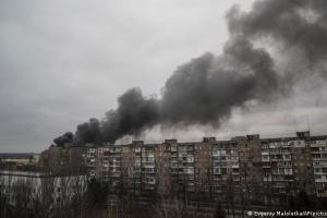 Из Мариуполя впервые открылся гуманитарный коридор: жители выезжают на своих машинах