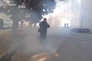 Окупанти закидали сльозогінним газом мирний мітинг в Херсоні