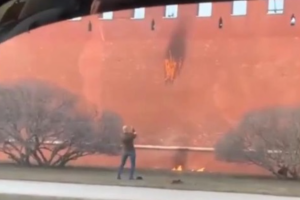 В Москве бросили коктейль Молотова в стену Кремля: видео