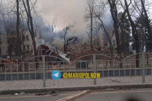 В Мариуполе российские фашисты сбросили бомбу на Драмтеатр, где прятались сотни мирных людей