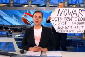 В эфир российского пропагандистского канала ворвалась девушка с плакатом против войны