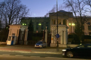 Жгут документы перед эвакуацией? Над посольством россии в Варшаве заметили дым