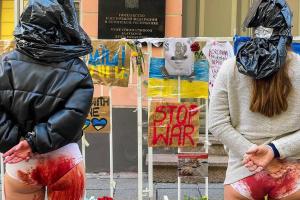Біля посольства РФ у Таллінні пройшла акція протесту проти зґвалтування жінок солдатами РФ в Україні