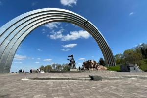 В Киеве демонтируют скульптуру, посвященную "воссоединению Украины и России"