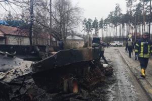 Оккупанты в Ирпене расстреляли и переехали танком женщин и девочек