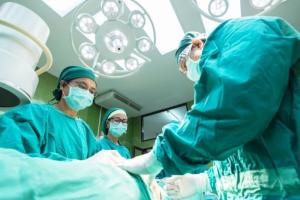 В более безопасных регионах Украины возобновлено проведение плановых операций, - Минздрав