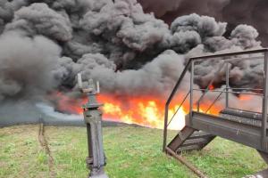 В Лисичанске после вражеского обстрела горит НПЗ
