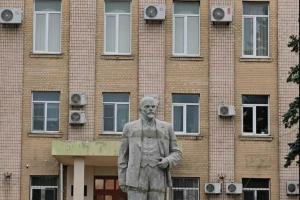 Оккупанты в Геническе вернули на место "декоммунизированный" ранее памятник Ленину