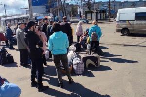 Без гуманітарних коридорів: з Луганщини евакуювали ще понад 300 людей