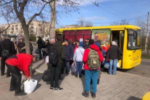 Евакуація з Луганщини триває, хоча бажаючих стало менше: з області вивезли ще 370 людей