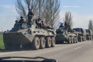 Большая колонна российской техники движется на Донбасс, - CNN