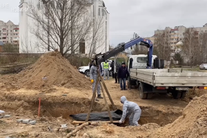 В Буче из еще одной братской могилы начали эксгумировать тела людей, убитых оккупантами