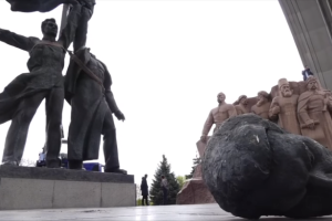 У Києві не без зусиль демонтували пам'ятник "возз'єднанню" України та РФ: у процесі "росіянину" відірвало голову