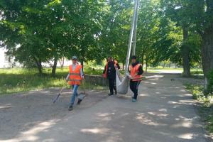 Лисичанські комунальники під звуки вибухів продовжують підтримувати чистоту в місті