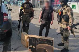 В Лисичанске задержали мародера, который стащил технику из магазина