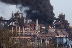 Российские захватчики штурмуют мариупольскую Азовсталь