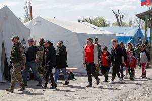 З'явилися перші фото евакуації цивільних з Азовсталі