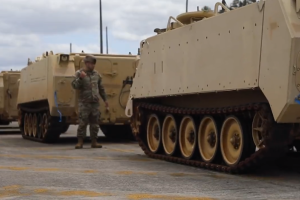 В США показали, как грузят бронетранспортеры M113 для Украины