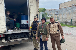 Людей с Луганщины теперь будут эвакуировать на бронированном грузовике