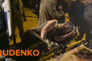РосСМИ показали первые кадры эвакуации раненых украинских военных с "Азовстали"