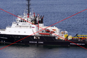 ВМС Украины ударили по российскому буксиру "Василий Бех", который вез вооружение на остров Змеиный