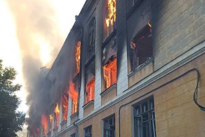 У Лисичанську внаслідок обстрілу окупантами згорів гірничий технікум