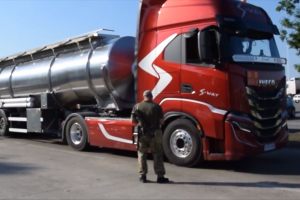 Топливу быть: бензовозы пропускают в Украину первоочередно