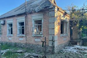 Росіяни вночі масовано обстрілювали Нікополь з РСЗВ, поранено жінку