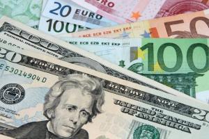 Долар США став дорожчим за євро вперше за 20 років