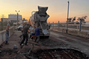 ВСУ ударили по мосту возле Каховской ГЭС: оккупанты спешно латают дыры