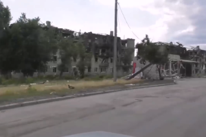 Разбитые здания, разрушенные мосты и оккупанты на танках: видео из Северодонецка и Рубежного