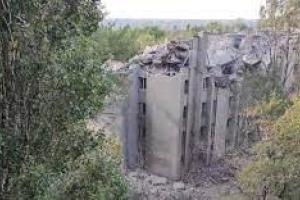"Прилеты" по базе оккупантов в Кадиевке: появилось видео, что происходило в доме напротив в момент удара