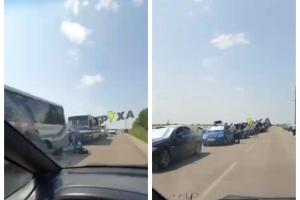 Люди евакуюються подалі від ЗАЕС: під Енергодаром - багатокілометрова колона машин