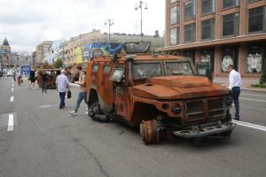 Дійшли до Києва, але є нюанс: на Хрещатику відкрилася виставка спаленої російської техніки