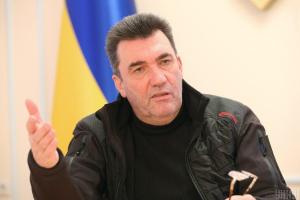 "Нічого ховатися за жіночою спідницею": Данілов присоромив чоловіків, що тікають за кордон під час війни