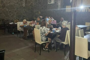 Оккупированный Северодонецк: в помещении кафе жителей кормят горячими обедами