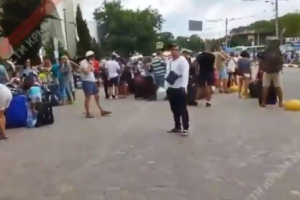 "Хлопки" в Крыму распугали последних туристов: на вокзале Симферополя ажиотаж