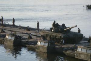 Оккупанты выводят большое количество личного состава и техники с западного берега Днепра на Херсонщине, - ISW
