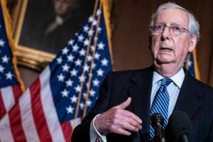 Лидер республиканцев в Сенате США призвал Байдена увеличить поставки оружия Украине