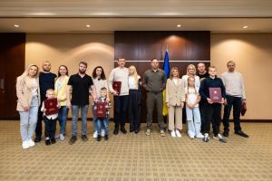 Звільнені з полону захисники "Азовсталі" зустрілися з рідними