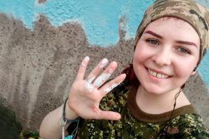 Освобожденная из плена парамедик "Пташка" с "Азовстали" спела гимн перед матчем "Шахтер"-"Динамо"
